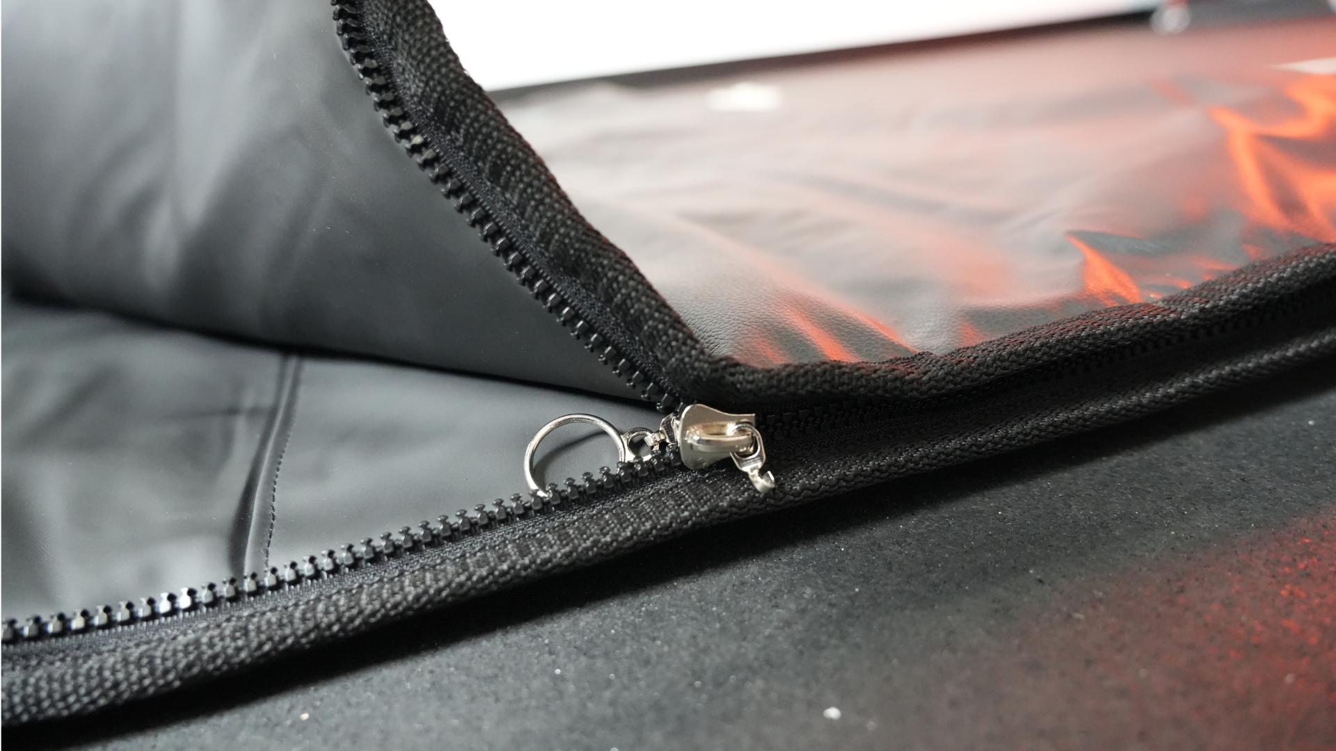 closeup of zipper on higherdose sauna blanket